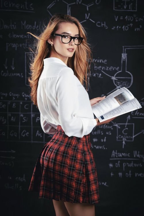 Beautiful-college-girl-in-front-of-blackboard-Stock-Photo-03-edit.thumb.jpeg.f19ed7359711805aacf415a46652ab8f.jpeg