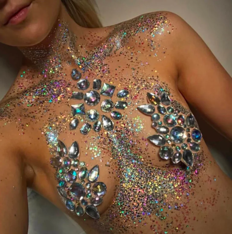Spotted-Glitter-Boobs-la-tendance-osee-qui-envahit-les-festivals-4-768x775.webp.4065d64bf7a7b6bcda86c3fa25391507.webp