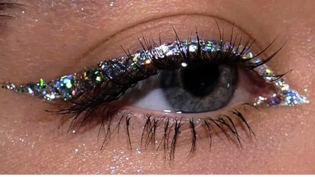 glitter-makeup.thumb.webp.c86a5ec858ba15e607e3b9edcdd6ab53.webp