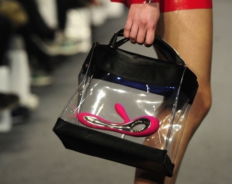 model-on-catwalk-carrying-sex-toy-440nw-5585415f.jpg.d42ce1565708b349d8be5e9a074ab325.jpg